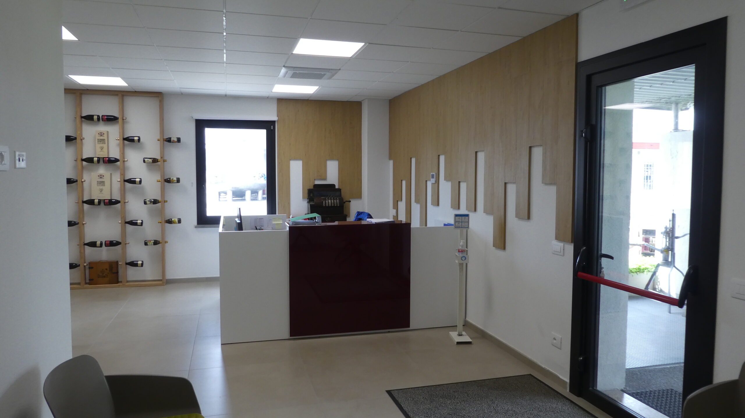 Ristrutturazione edilizia totale, arredi su misura e pareti modulari si uniscono a luci strategiche e finiture tecniche per un ambiente ufficio moderno e funzionale.
