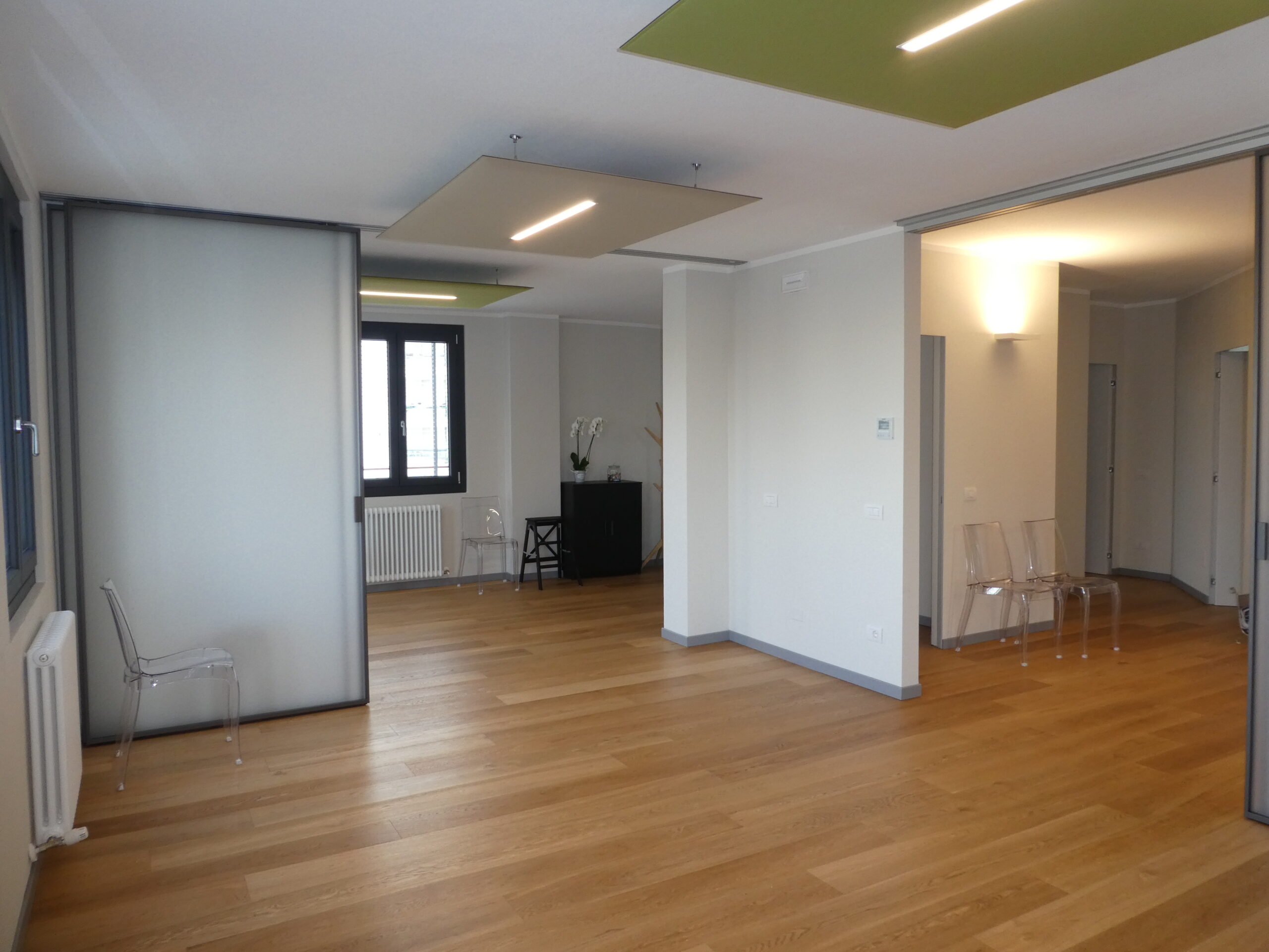 Efficienza e benessere: riqualificazione energetica e design funzionale creano uffici sostenibili e confortevoli, ottimizzando comfort e sostenibilità.