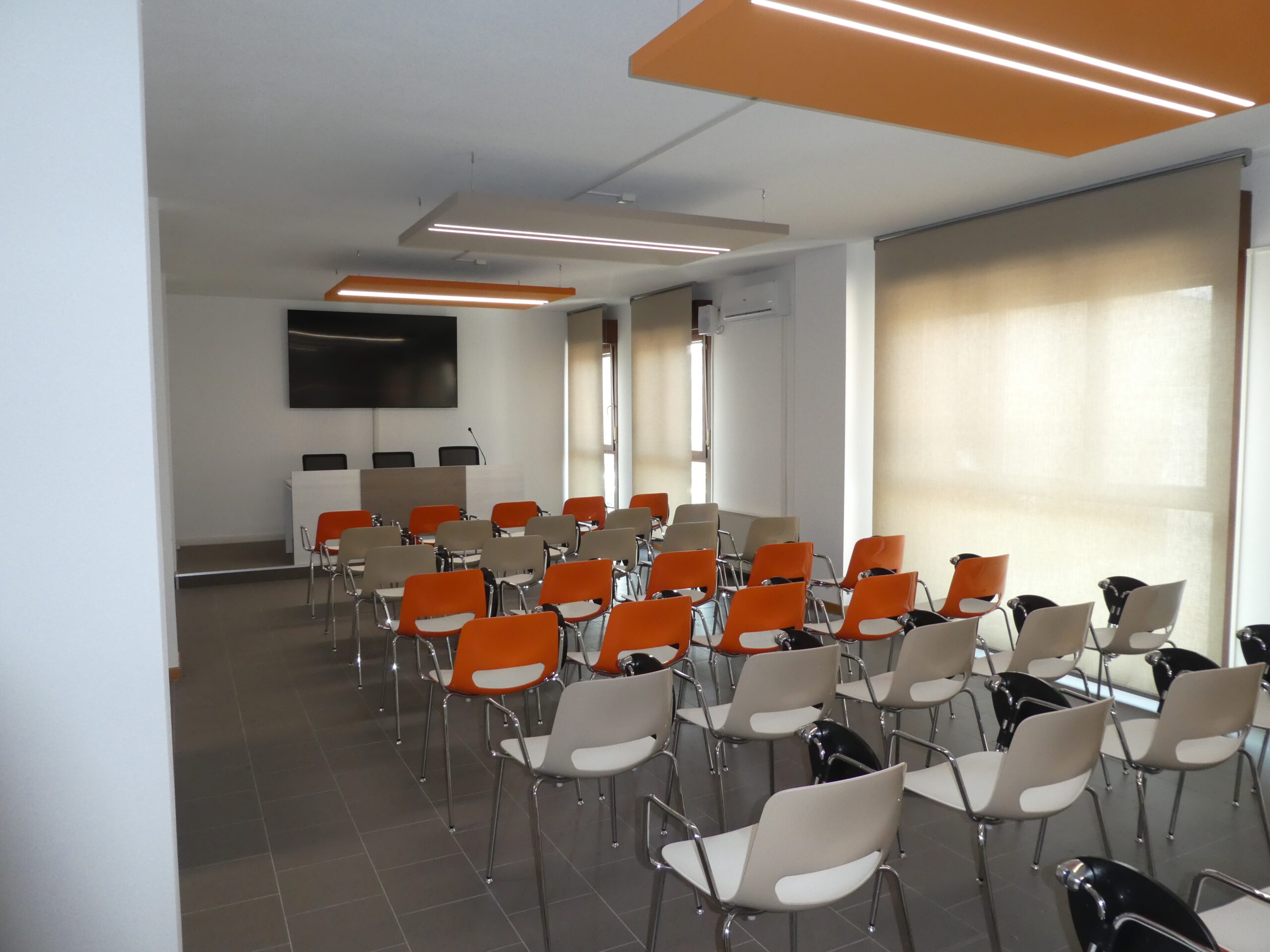 Spazio professionale: arredi ergonomici e pannelli fonoassorbenti con LED creano un ambiente di lavoro sereno, efficiente e tecnicamente all'avanguardia.