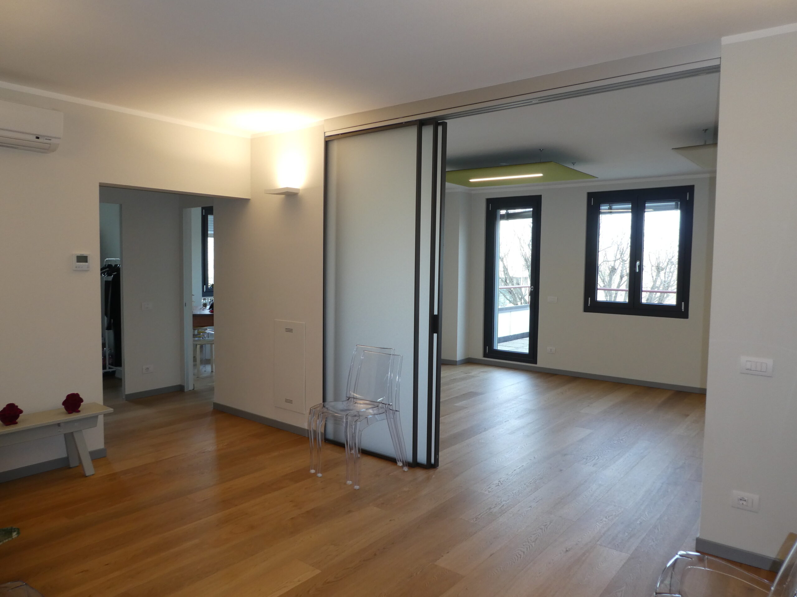 Efficienza e benessere: riqualificazione energetica e design funzionale creano uffici sostenibili e confortevoli, ottimizzando comfort e sostenibilità.