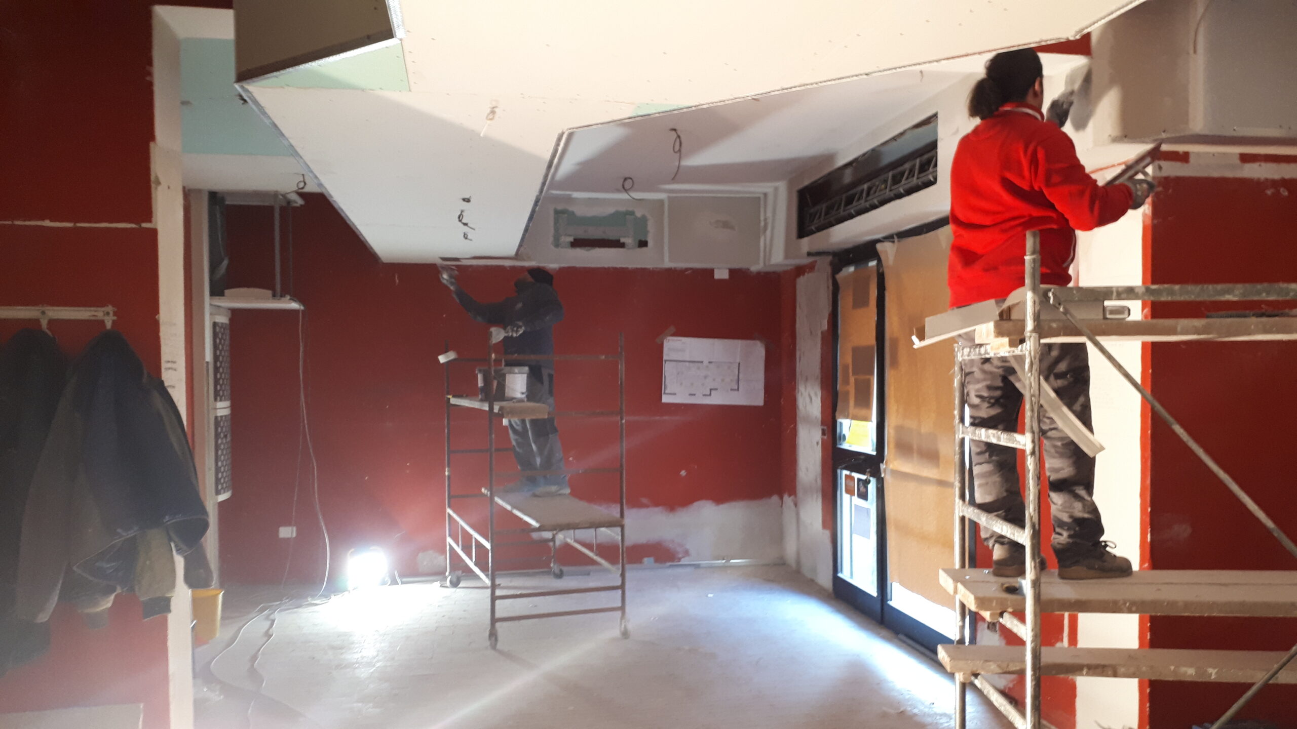 Servizio chiavi in mano: arredi su misura e luci tecniche trasformano la tabaccheria in un ambiente moderno, funzionale, accogliente e professionale