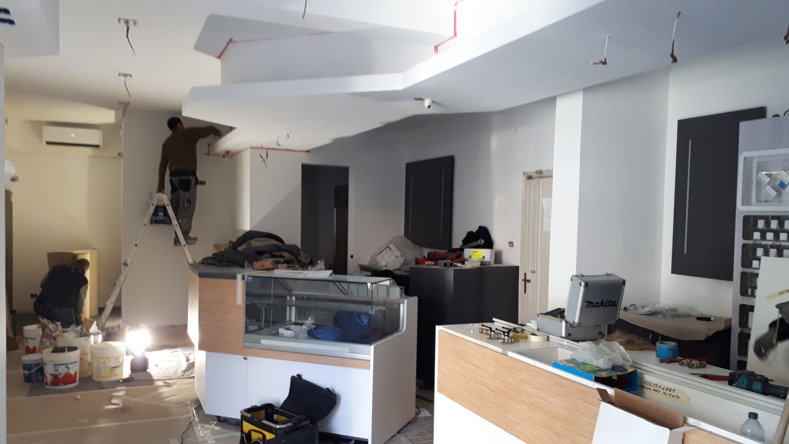 Servizio chiavi in mano: arredi su misura e luci tecniche trasformano la tabaccheria in un ambiente moderno, funzionale, accogliente e professionale