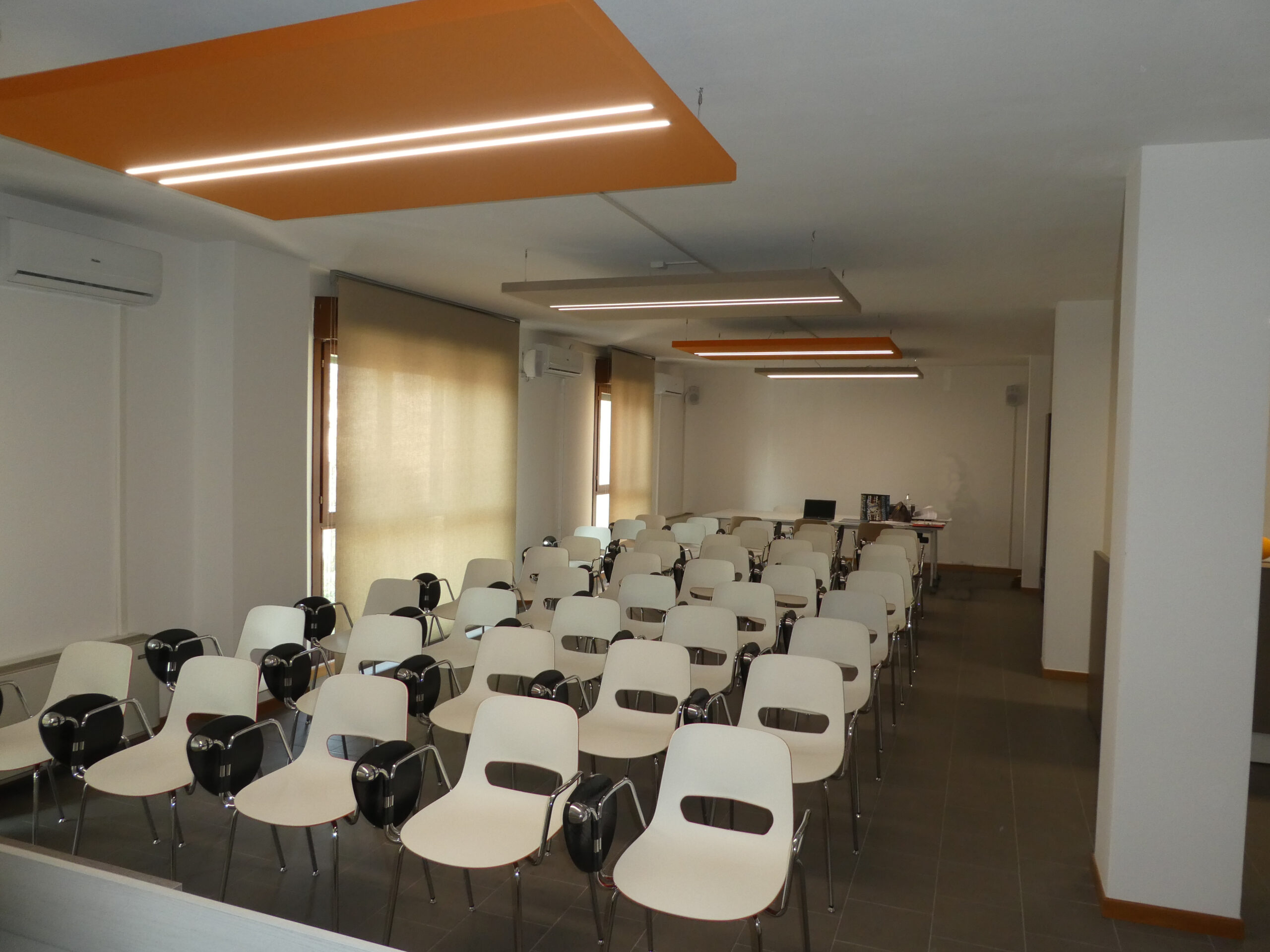 Spazio professionale: arredi ergonomici e pannelli fonoassorbenti con LED creano un ambiente di lavoro sereno, efficiente e tecnicamente all'avanguardia.