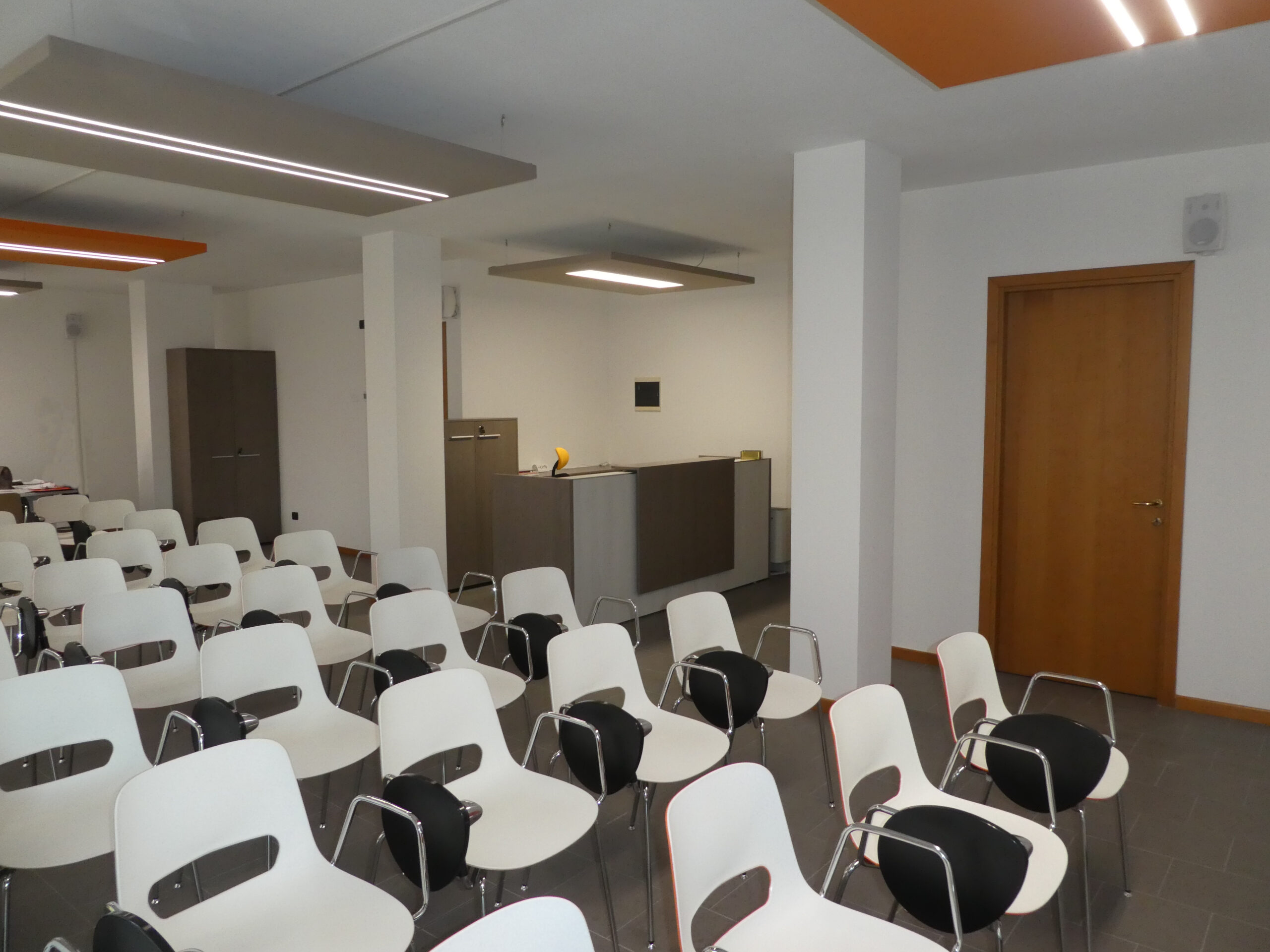 Spazio professionale: arredi ergonomici e pannelli fonoassorbenti con LED creano un ambiente di lavoro sereno, efficiente e tecnicamente all'avanguardia.
