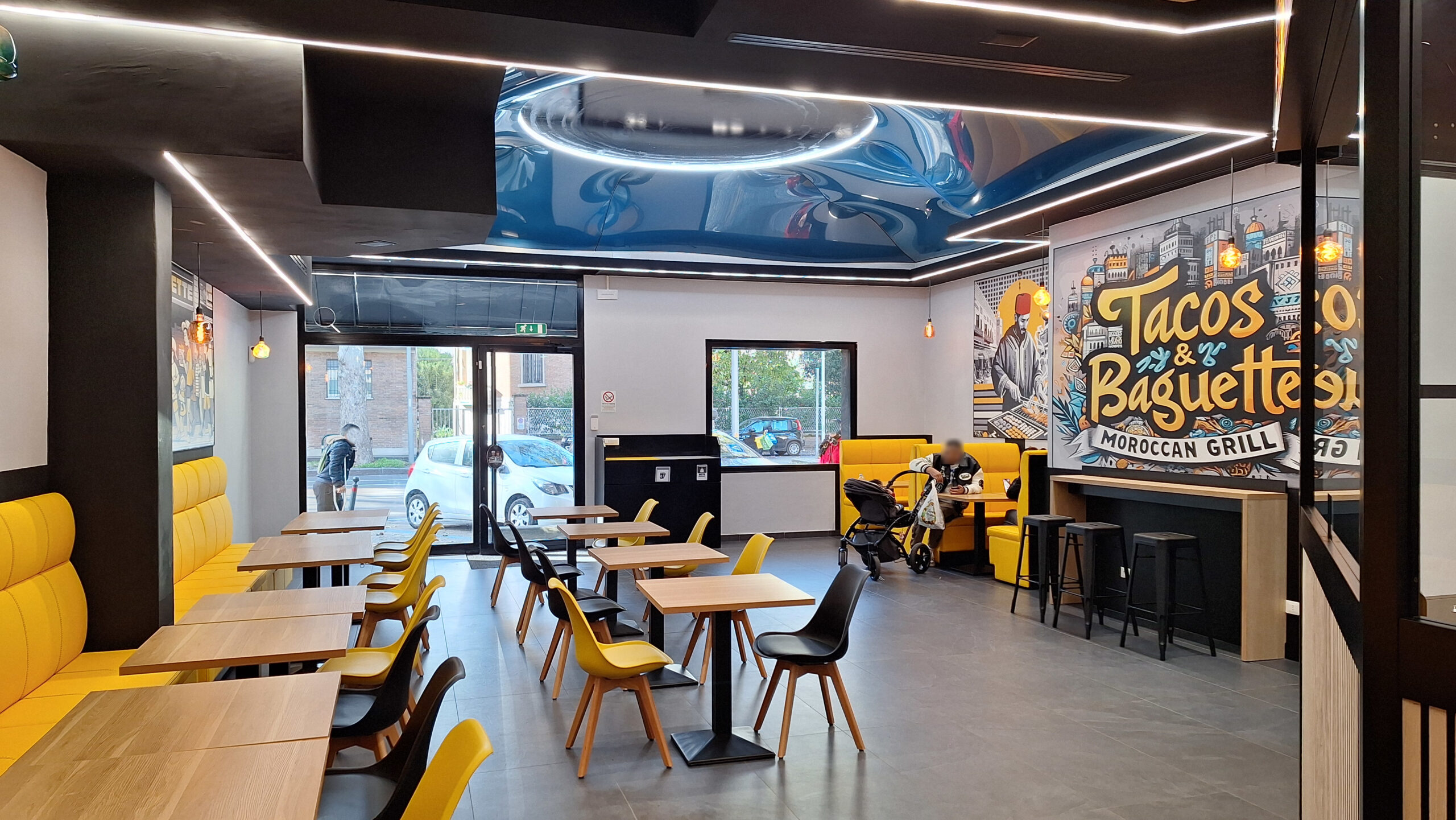 Soluzioni su misura: layout operativo, arredi resistenti e attrezzature professionali creano un fast food moderno, veloce e dall'identità dinamica.