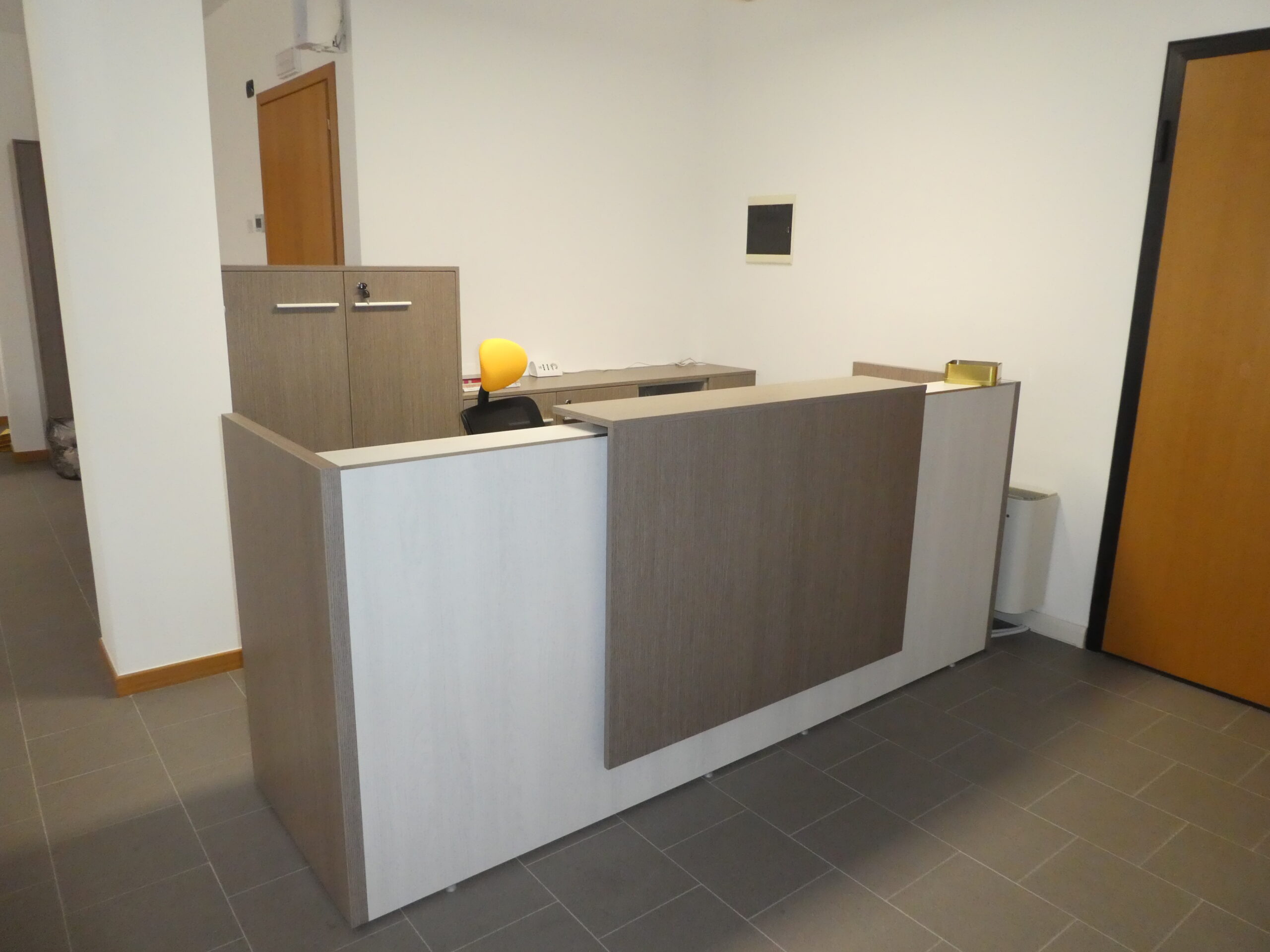 Spazio professionale: arredi ergonomici e pannelli fonoassorbenti con LED creano un ambiente di lavoro sereno, efficiente e tecnicamente all'avanguardia.
