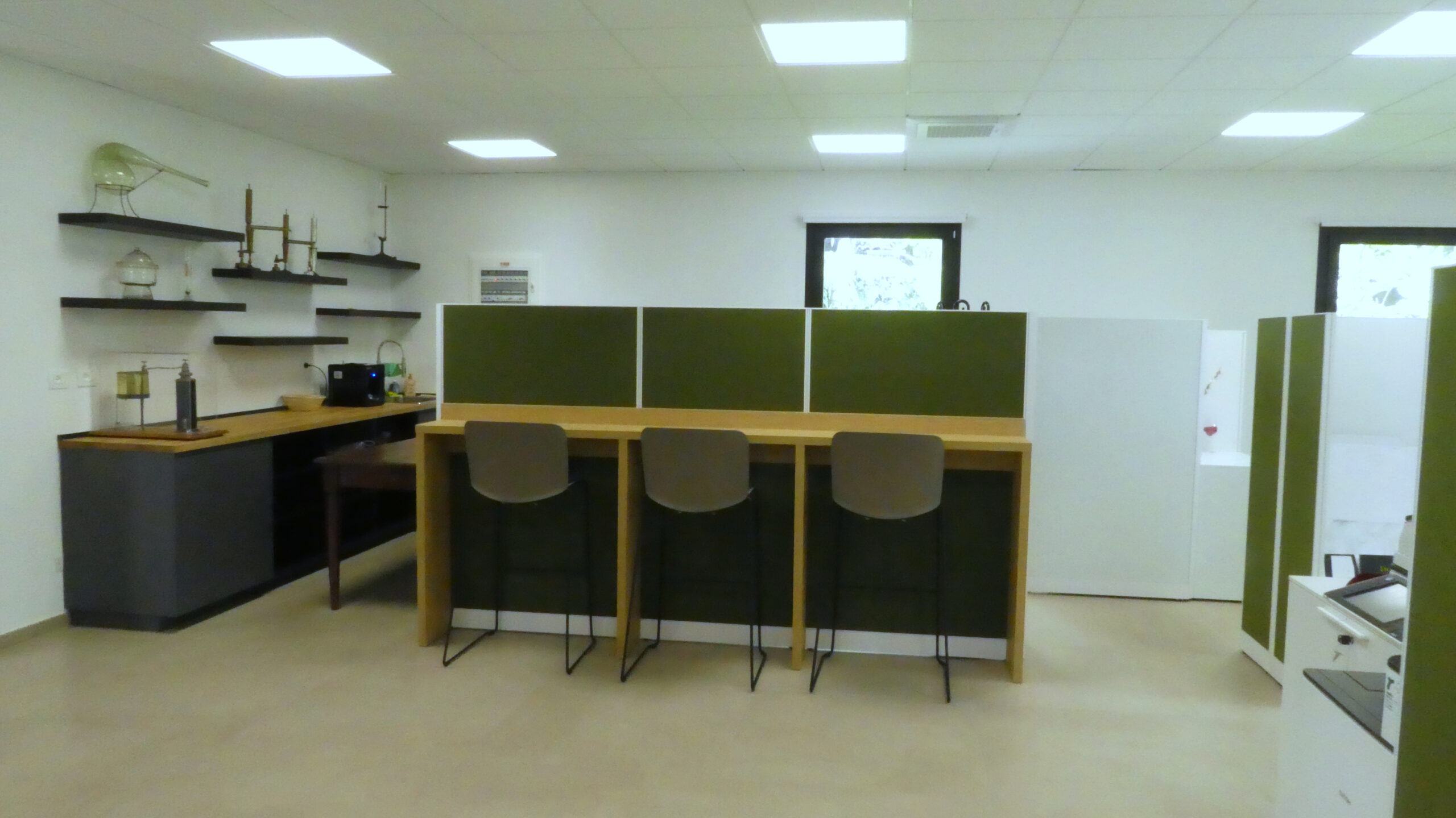 Ristrutturazione edilizia totale, arredi su misura e pareti modulari si uniscono a luci strategiche e finiture tecniche per un ambiente ufficio moderno e funzionale.
