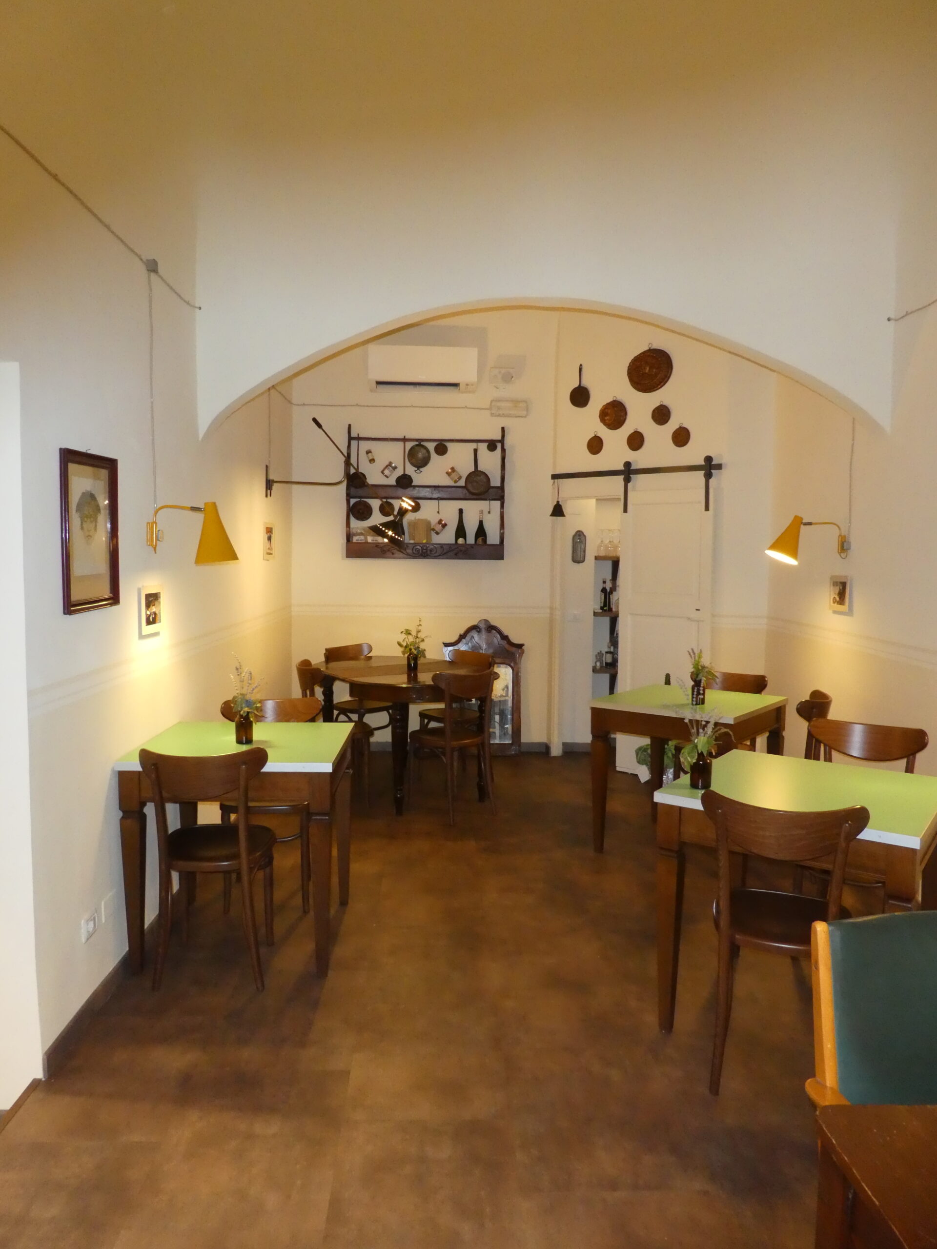 Progetto su misura: ottimizzazione di piccoli spazi con arredi professionali e soluzioni espositive che integrano bottega, gastronomia e cucina.