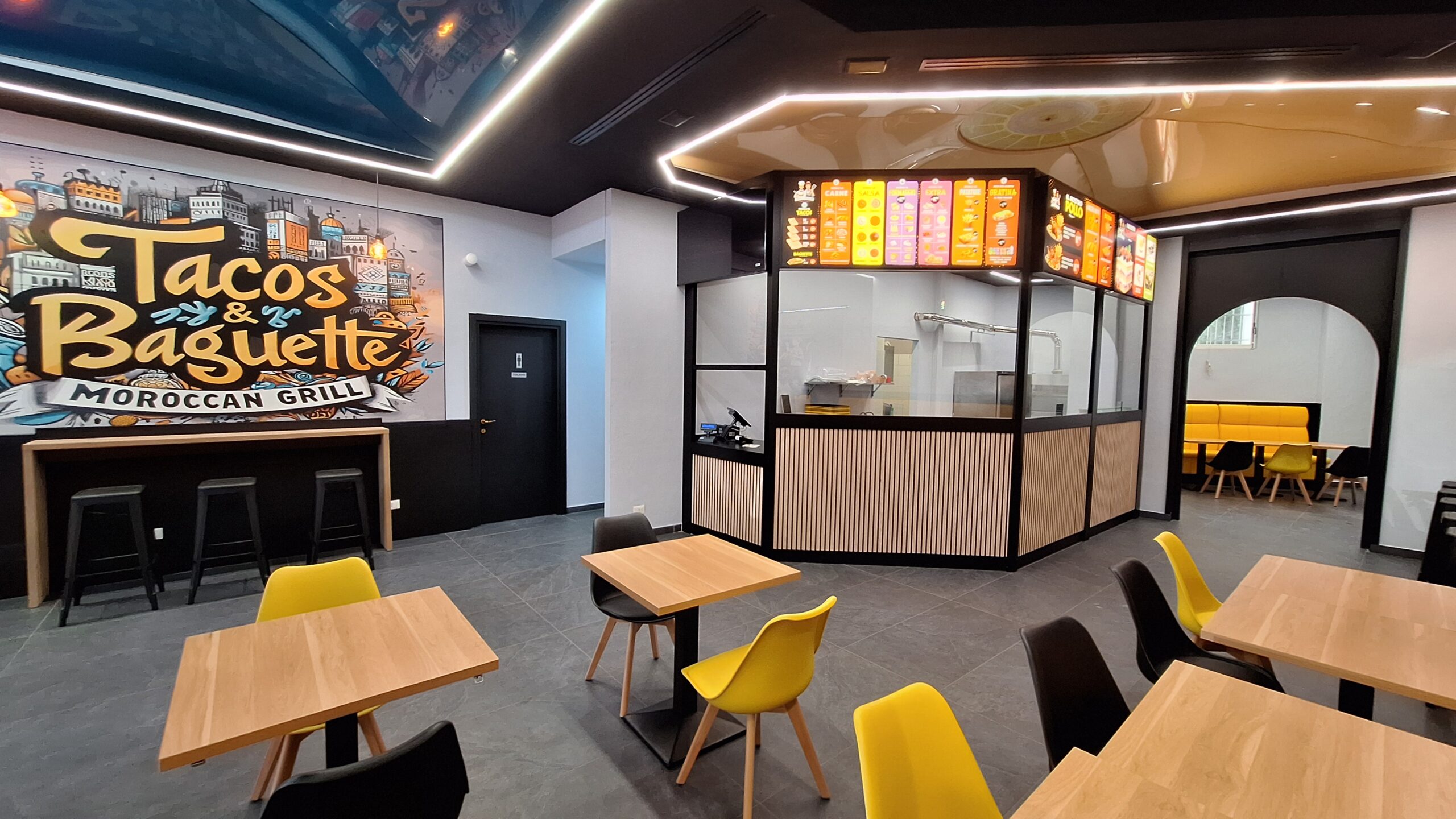 Soluzioni su misura: layout operativo, arredi resistenti e attrezzature professionali creano un fast food moderno, veloce e dall'identità dinamica.