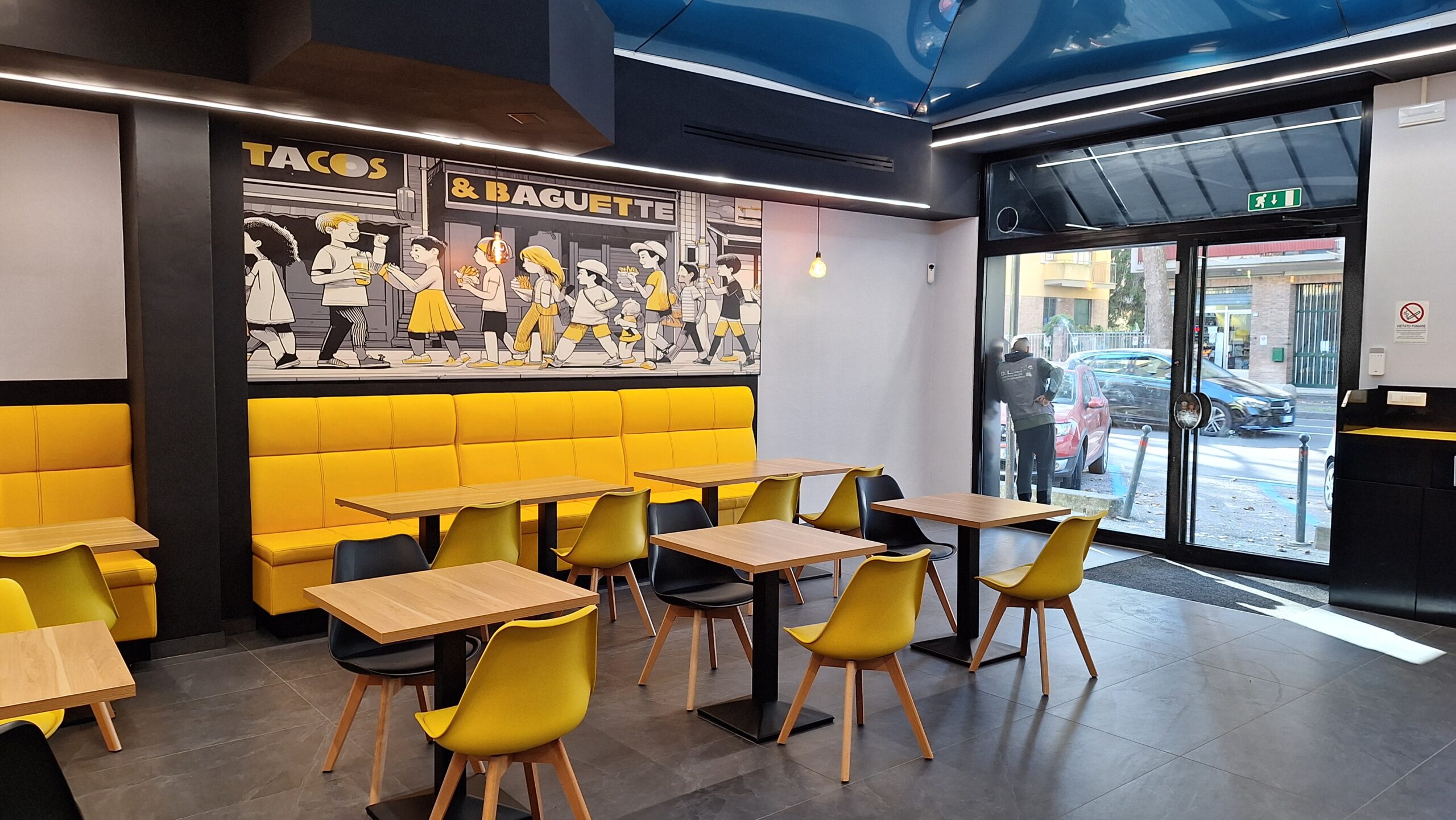 Soluzioni su misura: layout operativo, arredi resistenti e attrezzature professionali creano un fast food moderno, veloce e dall'identità dinamica.